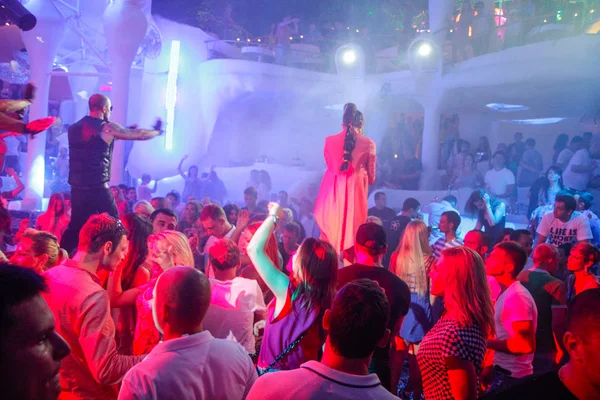 乌克兰奥德萨 2013年6月28日 夜总会 人们享受音乐 用五颜六色的灯光跳舞的声音 烟雾机和灯光显示 — 图库照片