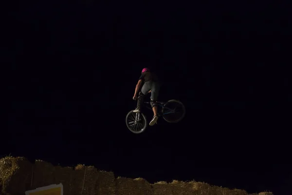 オデッサ ウクライナ 2017 正体不明の Bmx ライダー Bmx 競技中にジャンプの夜バイク作り — ストック写真