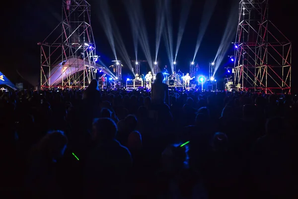 コンサートのシルエットは 明るい舞台照明の前に群衆します 音楽コンサートで観客 — ストック写真