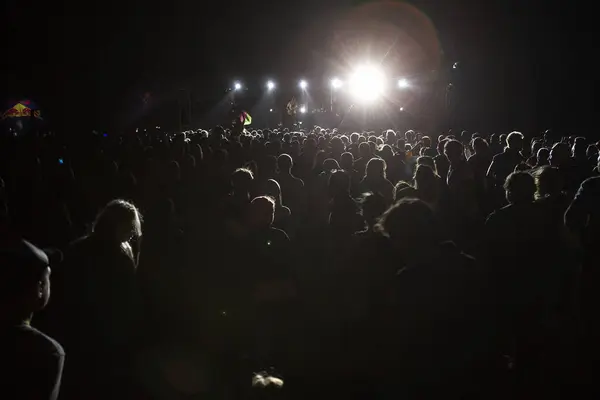 Siluetas Multitud Conciertos Frente Las Luces Del Escenario Brillantes Multitud —  Fotos de Stock