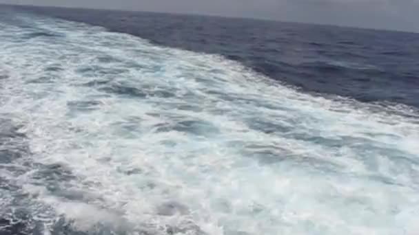 Güzel Mavi Okyanus Dalgaları Tekneden Görünüm — Stok video