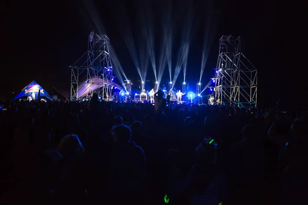 コンサートのシルエットは 明るい舞台照明の前に群衆します 音楽コンサートで観客 — ストック写真