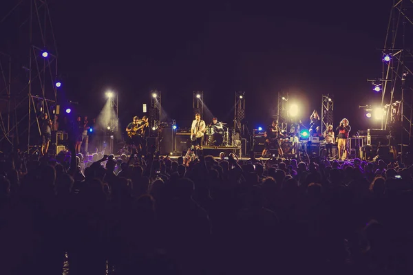 Silhouetten Van Concert Menigte Voor Heldere Fase Lichten Menigte Muziek — Stockfoto