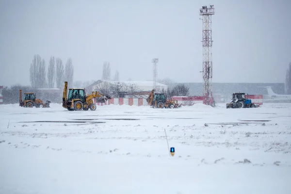 Limpiando Aeropuerto Con Bulldozers Los Delantales Del Aeropuerto Nieve Durante —  Fotos de Stock
