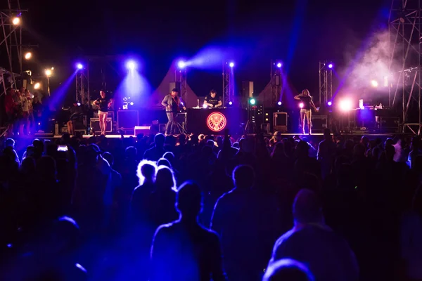 Siluetas Multitud Conciertos Frente Las Luces Del Escenario Brillantes Fiesta — Foto de Stock