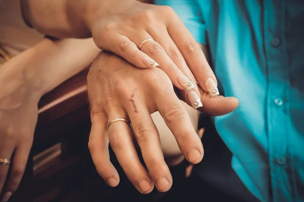 Αρσενικό Και Θηλυκό Χέρια Βέρες — Φωτογραφία Αρχείου