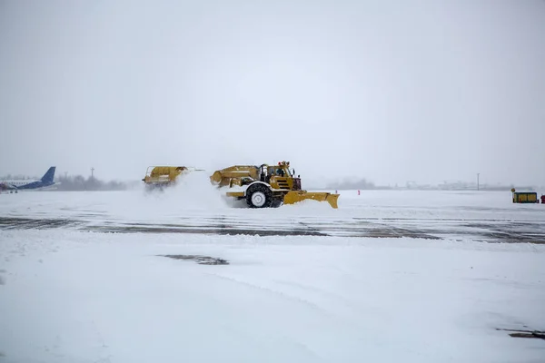 Limpiando Aeropuerto Con Bulldozers Los Delantales Del Aeropuerto Nieve Durante —  Fotos de Stock