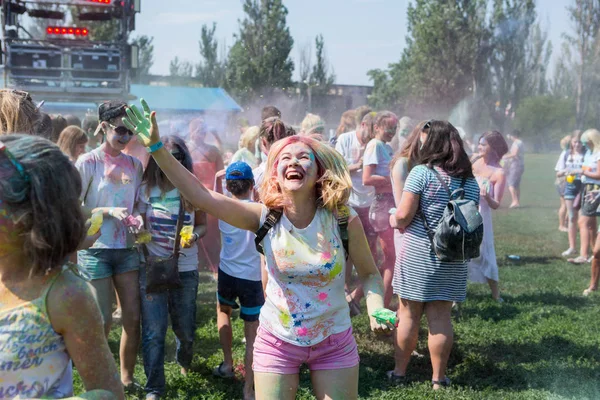 Odessa Ukraina Augusti 2017 Unga Människor Fira Holi Färg Festival — Stockfoto