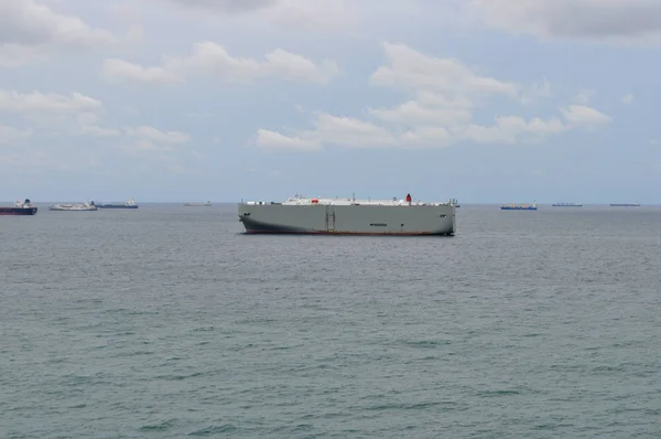 Statek Roro Statek Roro Duży Statek Handlowy Przybrzeżnych Wodach Oceanu — Zdjęcie stockowe