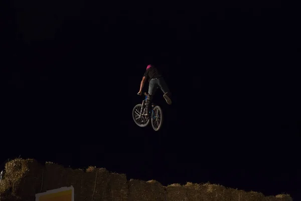 Οδησσός Ουκρανία Αυγούστου 2017 Αναβάτη Bmx Αγνώστων Κάνοντας Ποδήλατο Νύχτα — Φωτογραφία Αρχείου