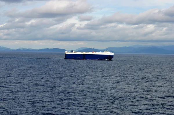 Statek Roro Statek Roro Duży Statek Handlowy Przybrzeżnych Wodach Oceanu — Zdjęcie stockowe