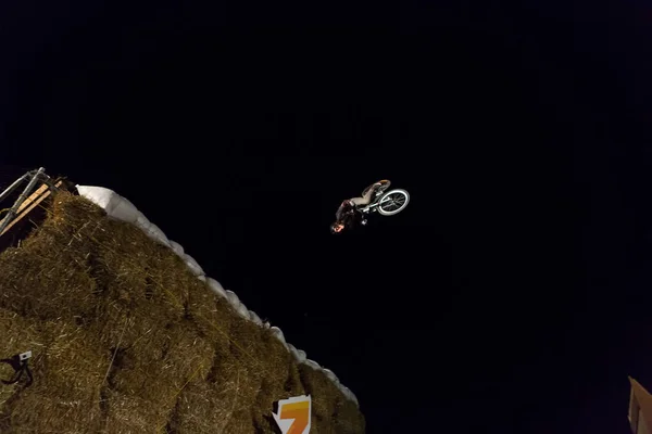 Odessa Ucrânia Agosto 2017 Ciclista Bmx Não Identificado Fazendo Salto — Fotografia de Stock