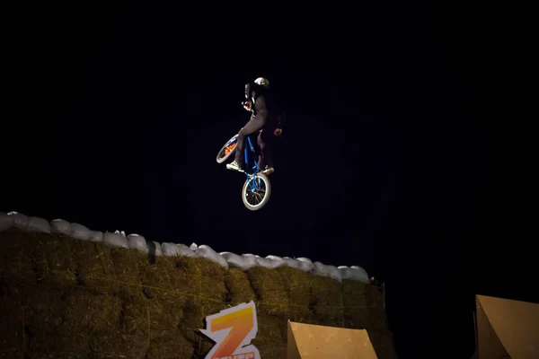 Odessa Ucrânia Agosto 2017 Ciclista Bmx Não Identificado Fazendo Salto — Fotografia de Stock