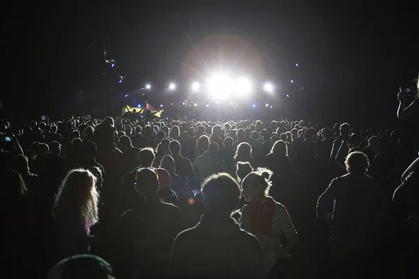 Silhouetten Von Konzertbesuchern Vor Hellen Bühnenlichtern Publikum Bei Musikkonzert — Stockfoto