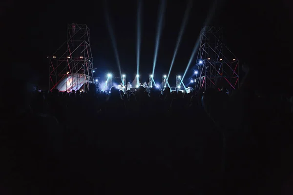 Multitud Levantando Las Manos Disfrutando Gran Fiesta Del Festival Concierto — Foto de Stock