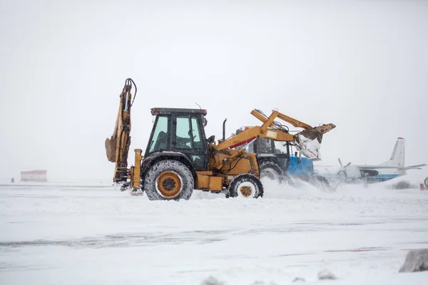 Déblayer Aéroport Avec Des Bulldozers Sur Les Tabliers Aéroport Neige — Photo