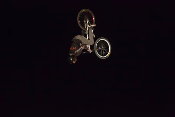 Odessa Ucrania Agosto 2017 Jinete Identificado Bmx Haciendo Salto Nocturno — Foto de Stock