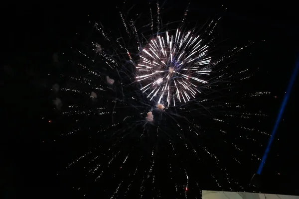 Blick Auf Feuerwerk Das Nachthimmel Explodiert — Stockfoto