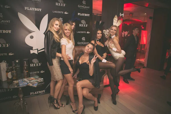 乌克兰奥德萨 2017年9月22日 官方男子杂志 花花公子 夜派对 美丽的女孩招待客人 舞蹈和灯光表演 观众在晚会上积极休息 — 图库照片