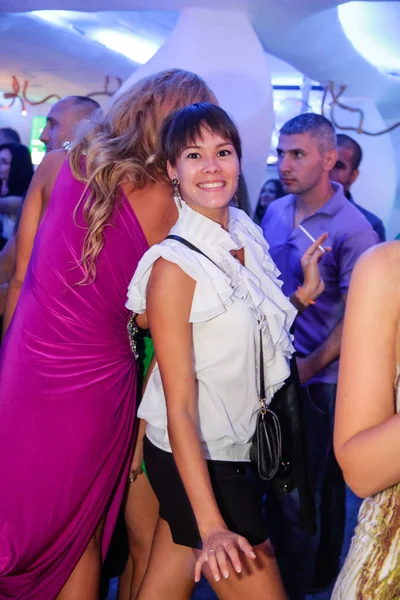 Odessa Oekraïne Juni 2013 Ibiza Nachtclub Mensen Glimlachen Poseren Camera — Stockfoto