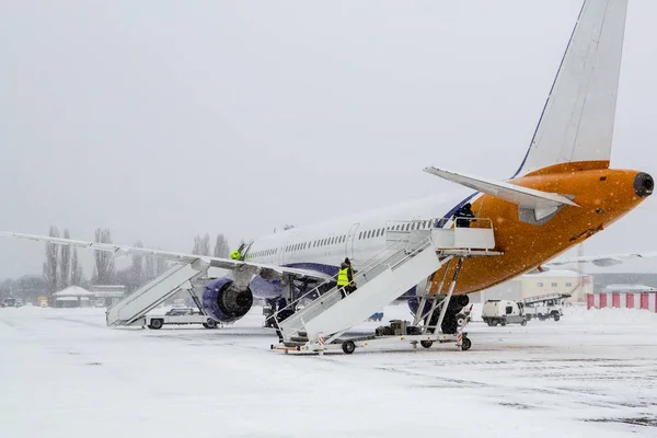 Nowoczesny Samolot Pasażerski Lotnisku Podczas Zamieci Śniegu — Zdjęcie stockowe