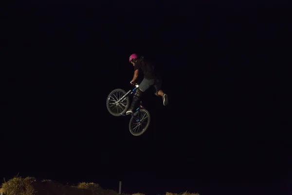 Odessa Ucrania Agosto 2017 Jinete Identificado Bmx Haciendo Salto Nocturno — Foto de Stock