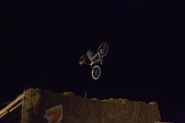 Odessa Ucrânia Agosto 2017 Ciclista Bmx Não Identificado Fazendo Salto — Fotografia de Stock