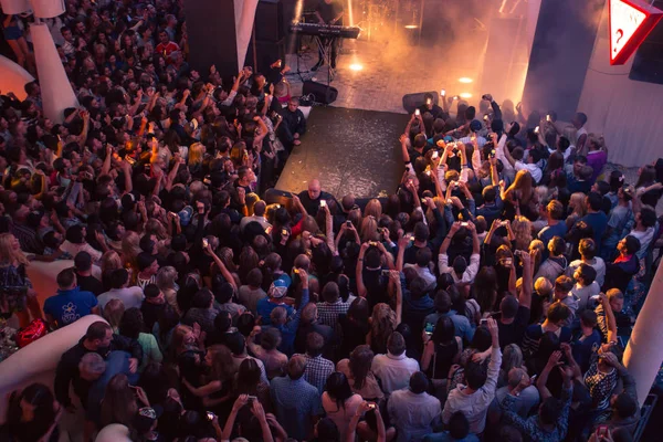 乌克兰奥德萨 2019年6月28日 许多观众在音乐会上 观众在康塞特 舞台表演者 — 图库照片