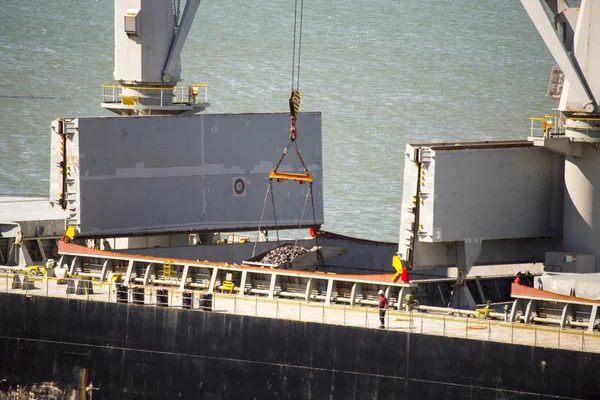 Carga Seca Navio Aquando Carregamento Por Minério Ferro Descarga Porto — Fotografia de Stock