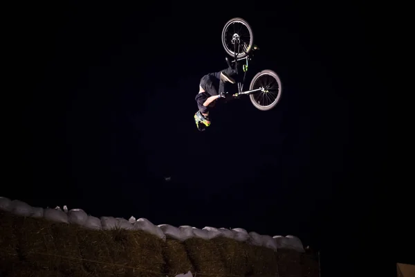 Odessa Ucrânia Agosto 2017 Ciclista Bmx Não Identificado Fazendo Salto — Fotografia de Stock