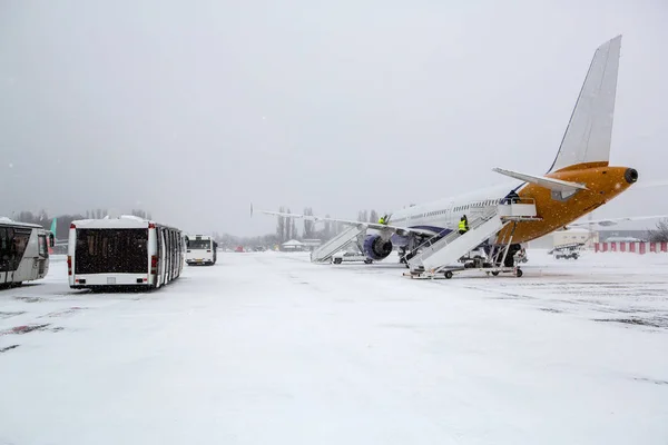 Avión Pasajeros Moderno Aeropuerto Durante Ventisca Nieve —  Fotos de Stock