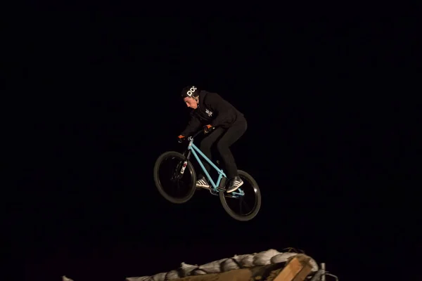 Odessa Ukrayna Ağustos 2017 Gece Bisiklet Bmx Yarışma Sırasında Atlamak — Stok fotoğraf