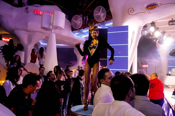 乌克兰奥德萨 2013年5月24日 去跳舞吧 在有五颜六色的灯光和烟雾的夜总会里表演舞蹈 夜间派对期间的表演表演 — 图库照片
