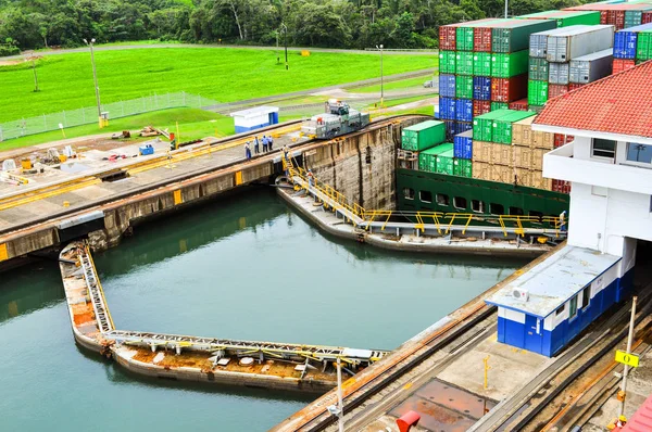 Handelsschiff Passiert Schleusen Des Panamakanals — Stockfoto