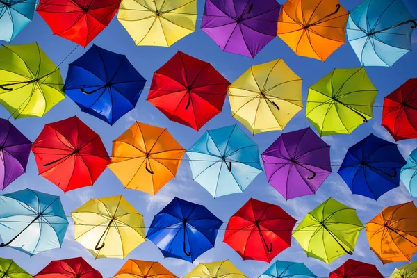 Decoración Calle Con Paraguas Colgantes Colores — Foto de Stock