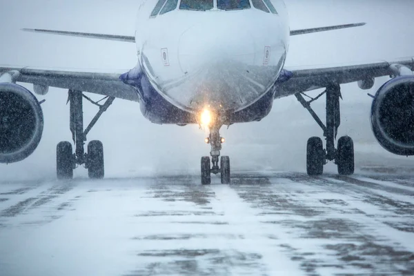 Modern Ikiz Motoru Yolcu Uçak Için Taksilemek Çıkar Havaalanında Kar — Stok fotoğraf