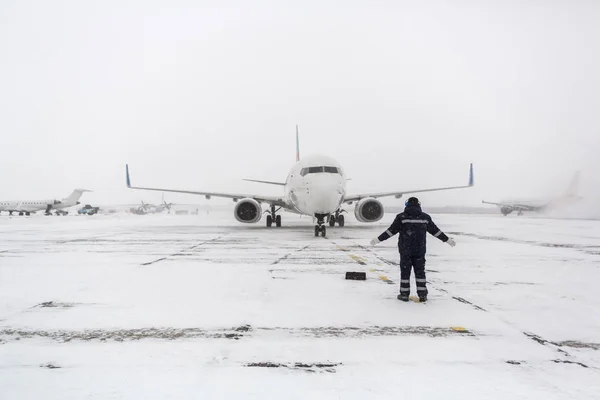 Miembro Tripulación Tierra Aparcamiento Avión Pasajeros Moderno Delantal Del Aeropuerto —  Fotos de Stock