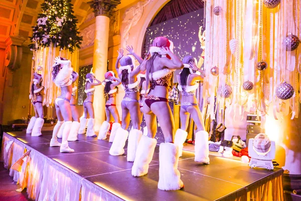 乌克兰奥德萨 2014年1月3日 部长党 去看舞蹈表演吧美丽的匀称的舞者在夜总会现场 — 图库照片
