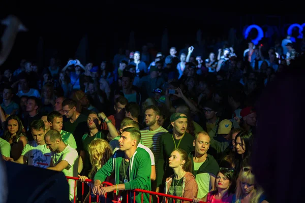 乌克兰奥德萨 2017年8月24日 夜总会 人们在露天音乐节上享受舞蹈的声音 — 图库照片