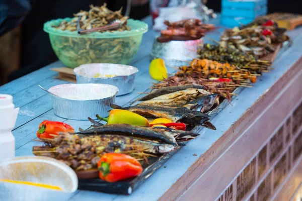 Gebakken Vissen Verschillende Zeevruchten Tafel — Stockfoto