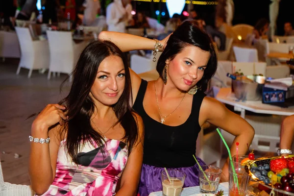 Odessa Ucrânia Junho 2013 Ibiza Night Club Pessoas Sorrindo Posando — Fotografia de Stock