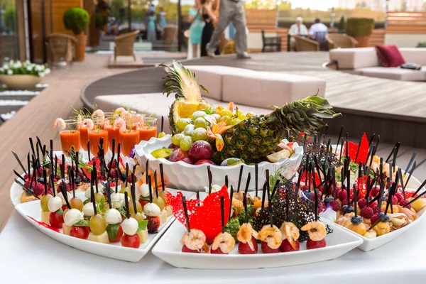 Sweet Buffet Table Beautifully Decorated Catering Banquet Table Burgers Profiteroles — Stock Photo, Image