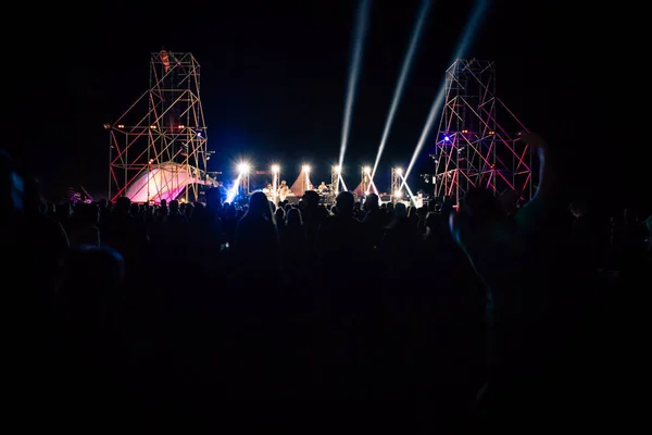 Tłum Podnosząc Ręce Cieszyć Się Wielkie Imprezy Festiwalu Koncert Rockowy — Zdjęcie stockowe