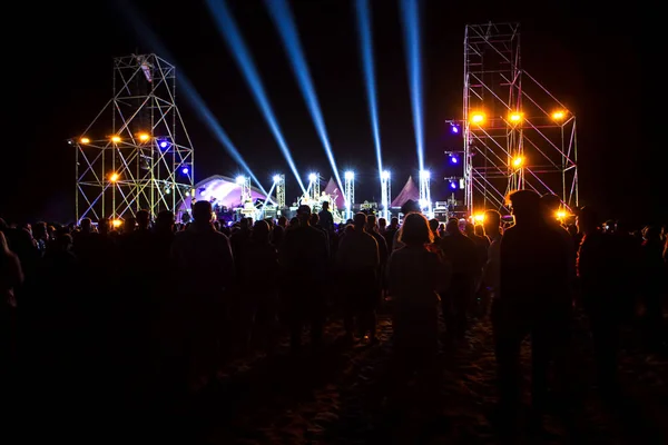 Multitud Levantando Las Manos Disfrutando Gran Fiesta Del Festival Concierto —  Fotos de Stock