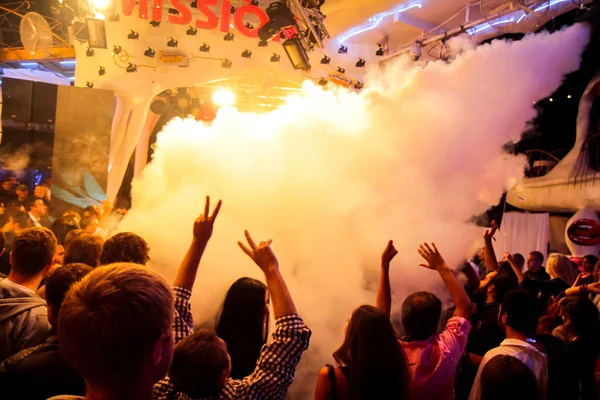 オデッサ ウクライナ 2013 夜クラブ のパーティーの人々 踊りを楽しむ音楽 カラフルな光のサウンド 夜のパーティー中にイビサ島の夜クラブで煙のマシンとライトを表示します — ストック写真