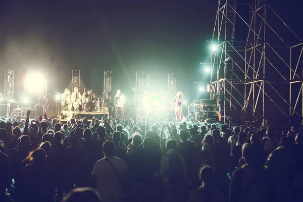 Siluetas Multitud Conciertos Frente Las Luces Del Escenario Brillantes Multitud — Foto de Stock