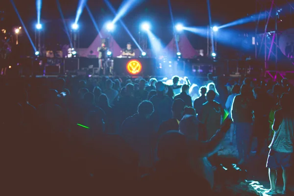 Silhouettes Concert Crowd Front Bright Stage Lights Outdoor Festival Night — Stock Photo, Image