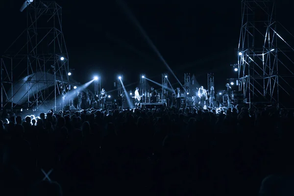 Silhouettes Concert Crowd Front Bright Stage Lights Crowd Music Concert — Stock Photo, Image