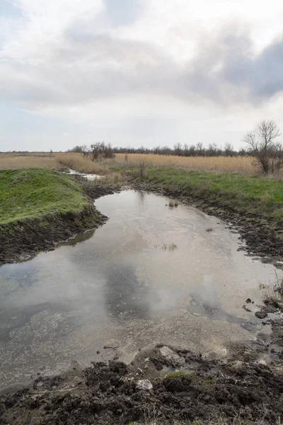 Schmutzwasser Umweltkatastrophe Der Fluss Ist Durch Plastikflaschen Mit Radreifen Motoröl — Stockfoto