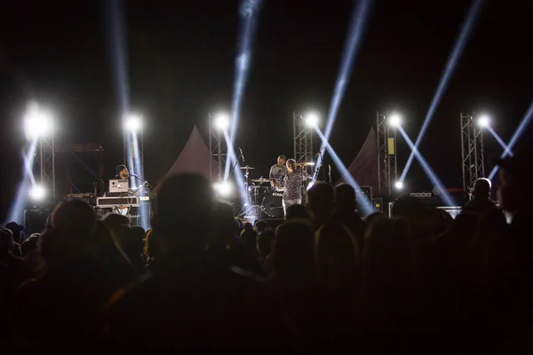 Silhouettes Concert Crowd Front Bright Stage Lights Outdoor Festival Night — Stock Photo, Image